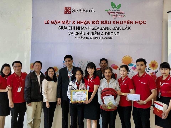 Em H Diên A Đrơng (Đắk Lắk) cùng gia đình cảm kích khi nhận học bổng trọn đời phổ thông do Quỹ Ươm mầm Ước mơ của Ngân hàng SeABank trao tặng từ năm 2018.
