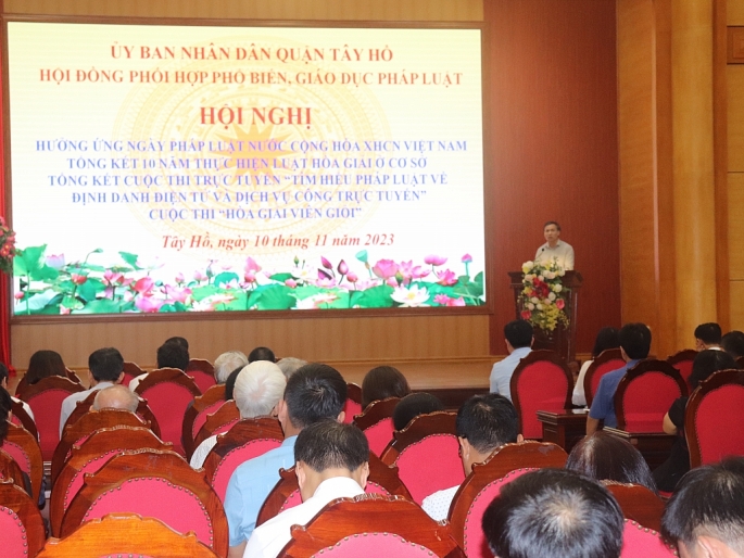 Ông Quách Ngọc Phong chia sẻ kinh nghiệm hòa giải tại Lễ hưởng ứng Ngày Pháp luật Việt Nam tại quận Tây Hồ. 	Ảnh: Bạch Dương