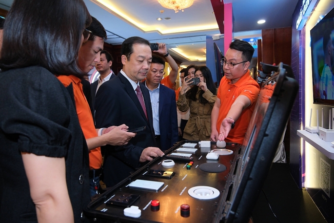 Thứ trưởng Bộ Thông tin và Truyền thông Phạm Đức Long tham quan các gian trưng bày tại Internet Day 2023 diễn ra tại Hà Nội.	Ảnh: Ngô Sơn
