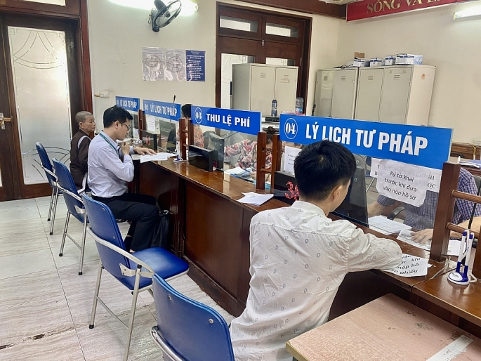 Người dân thực hiện thủ tục xin cấp phiếu lý lịch tư pháp tại Sở Tư pháp Hà Nội.	Ảnh: Bạch Dương