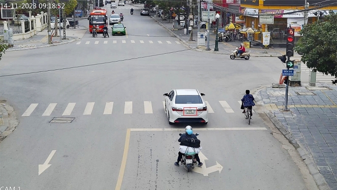 Xe ô tô vượt đèn đỏ tại ngã 4 Nguyễn Thị Minh Khai - Lê Lợi, phường Dĩnh Kế. Ảnh: Công an Bắc Giang