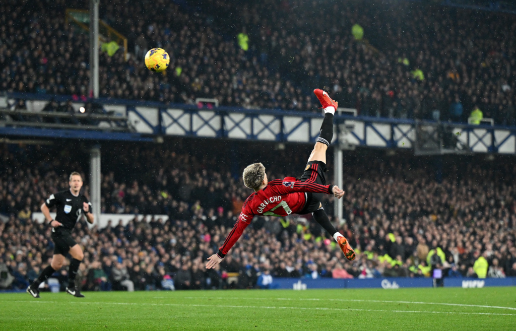 Garnacho lập siêu phẩm, Man Utd trở lại top 6 tại Premier League