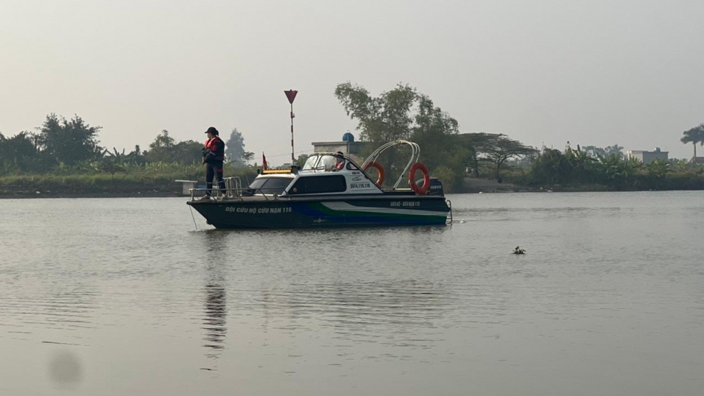 Tìm kiếm 2 học sinh ở Nam Định ngã xuống sông mất tích