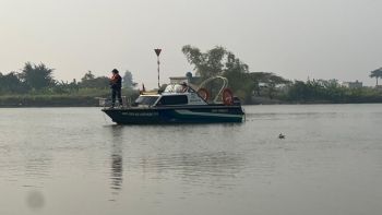 Tìm kiếm 2 học sinh ở Nam Định ngã xuống sông mất tích