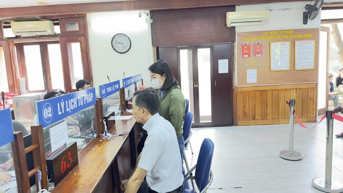 Cá nhân, tổ chức giải quyết thủ tục hành chính cấp phiếu LLTP tại Sở Tư pháp TP Hà Nội.  	Ảnh: Bạch Dương