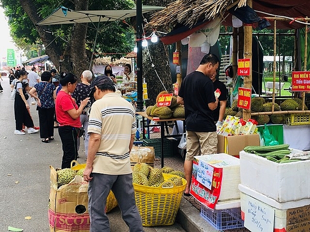 Du khách tham quan và mua sắm sản phẩm tại Lễ hội trái cây TP Hà Nội do Sở Công thương Hà Nội chủ trì tổ chức từ ngày 9 đến 12/11 vừa qua. Ảnh: Văn Biên