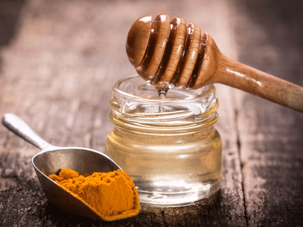 Uống tinh bột nghệ pha mật ong có tác dụng gì?