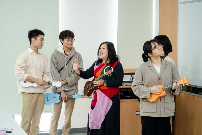 Không khí lớp học demo Cảm thụ Âm nhạc (Viện Khoa học và Giáo dục khai phóng) rất sôi nổi dưới sự hướng dẫn của Giảng viên Liên Trịnh với cây đàn Ukulele, thu hút nhiều học sinh đến trải nghiệm.