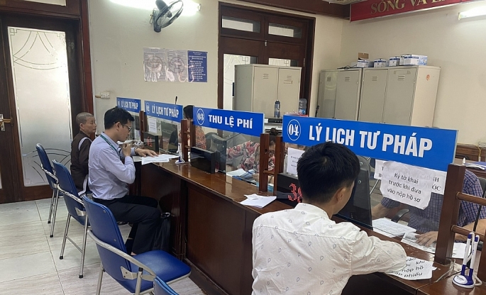Người dân giải quyết thủ tục cấp phiếu LLTP tại Sở Tư pháp TP Hà Nội	Ảnh: Bạch Dương