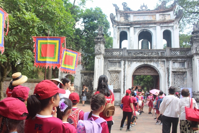 Một buổi hoạt động ngoại khóa cuối tuần của học sinh tại di tích lịch sử Văn Miếu – Quốc Tử Giám. Ảnh: Mộc Miên