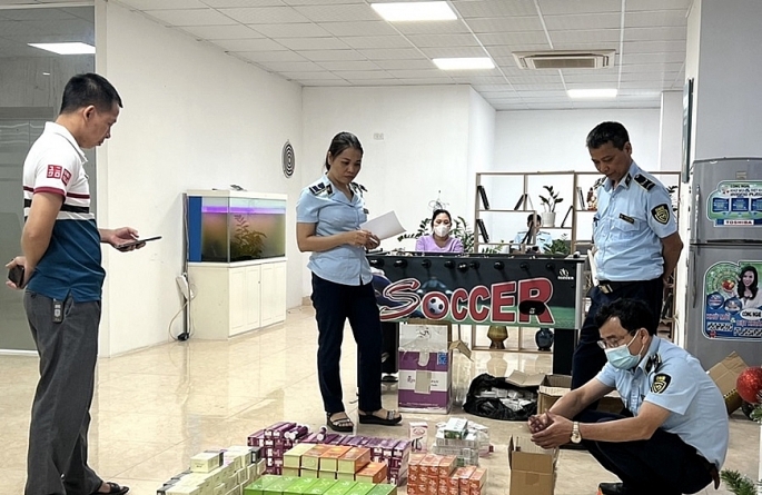 Lực lượng quản lý thị trường TP Hà Nội phát hiện cơ sở buôn bán thực phẩm chức năng giả tại huyện Hoài Đức. Ảnh: Vũ Dung
