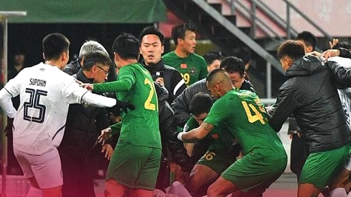 Cầu thủ CLB Thái Lan và Trung Quốc hỗn chiến ở AFC Champions League
