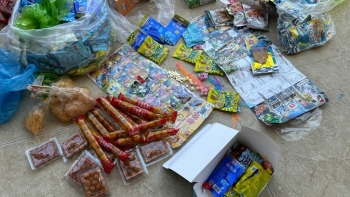 Hàng chục học sinh ngộ độc nghi ăn kẹo “lạ” tại Quảng Ninh