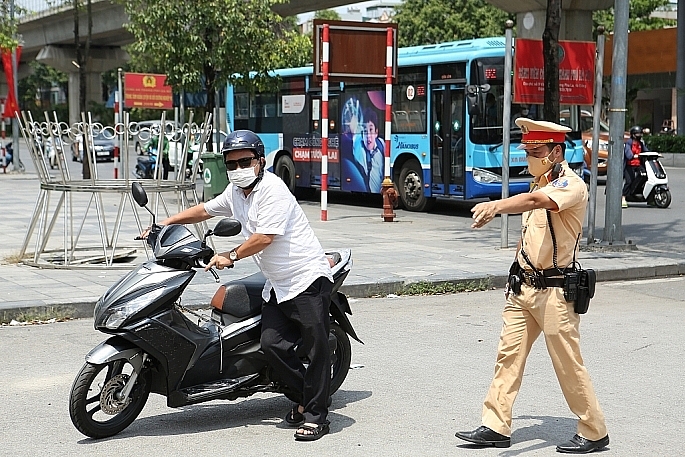 Lực lượng CSGT làm nhiệm vụ, đảm bảo an toàn cho người dân tham gia giao thông.	Ảnh: B.D