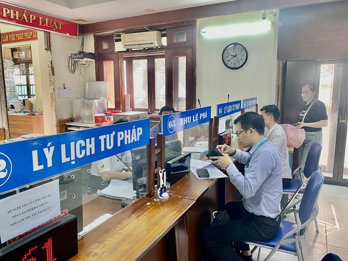 Người dân thực hiện yêu cầu cấp phiếu LLTP tại Sở Tư pháp TP Hà Nội.	Ảnh: Bạch Dương