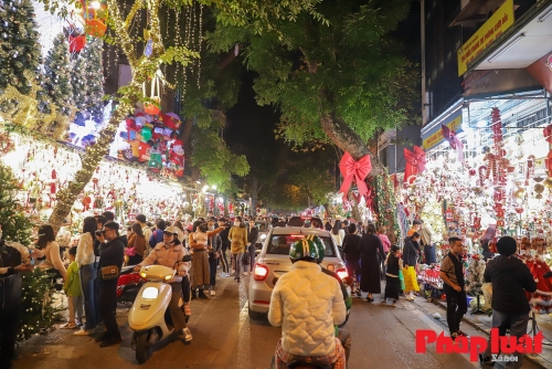 Giáng Sinh Hà Nội 2023: Phố Hàng Mã đã lên đồ rực rỡ sắc màu