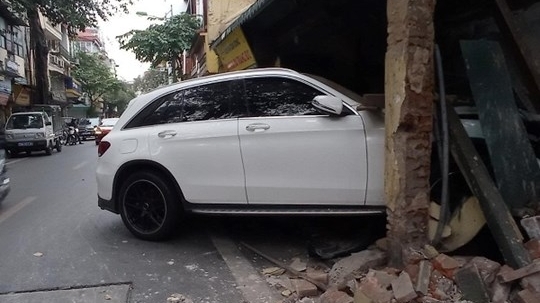 Thông tin mới nhất vụ ô tô Mercedes húc đổ tường ngôi nhà cổ trên phố Hàng Bạc