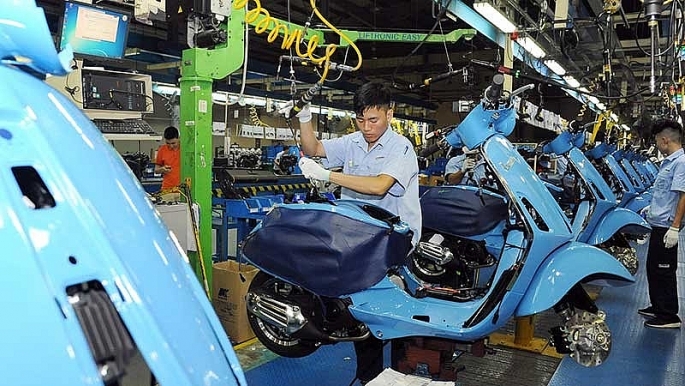 Công nhân Công ty TNHH Piaggio Việt Nam (Khu công nghiệp Bình Xuyên, tỉnh Vĩnh Phúc) lắp ráp xe máy.	Ảnh: trần khánh