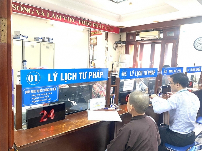 Công dân thực hiện yêu cầu cấp phiếu LLTP tại Sở Tư pháp TP Hà Nội. Ảnh: Bạch Dương