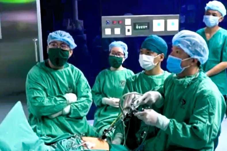 Bệnh viện Xanh Pôn phẫu thuật thành công nang ống mật chủ cho bé gái 4 tuổi người Australia bằng kỹ thuật nội soi một lỗ