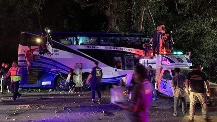 Xe buýt 2 tầng đâm vào gốc cây, ít nhất 14 người tử vong