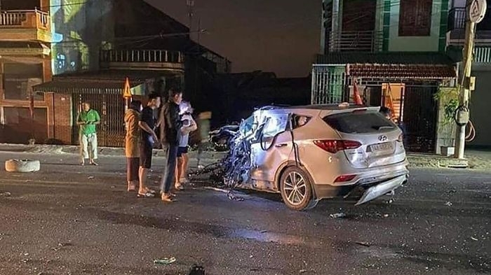 Tai nạn kinh hoàng giữa ô tô con và 2 xe đầu kéo ở Quảng Ninh