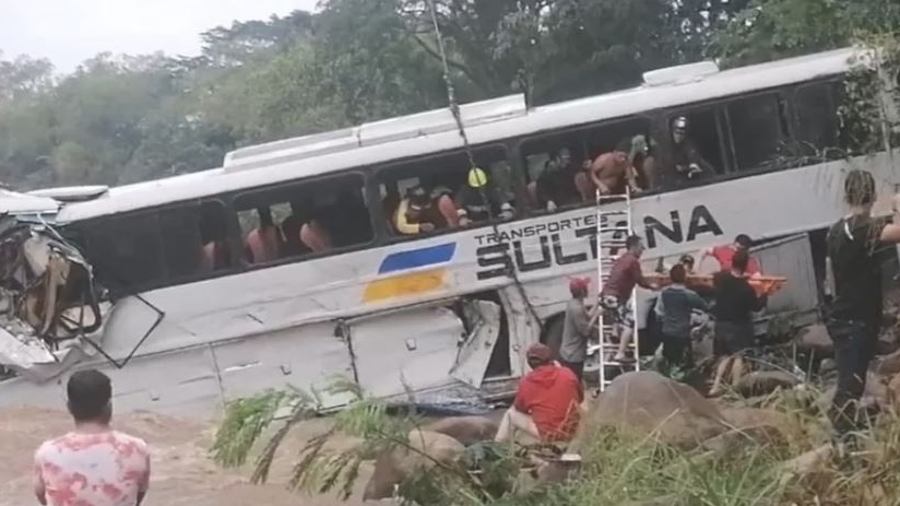 Một chiếc xe buýt gặp tai nạn thảm khốc, 12 người tử vong