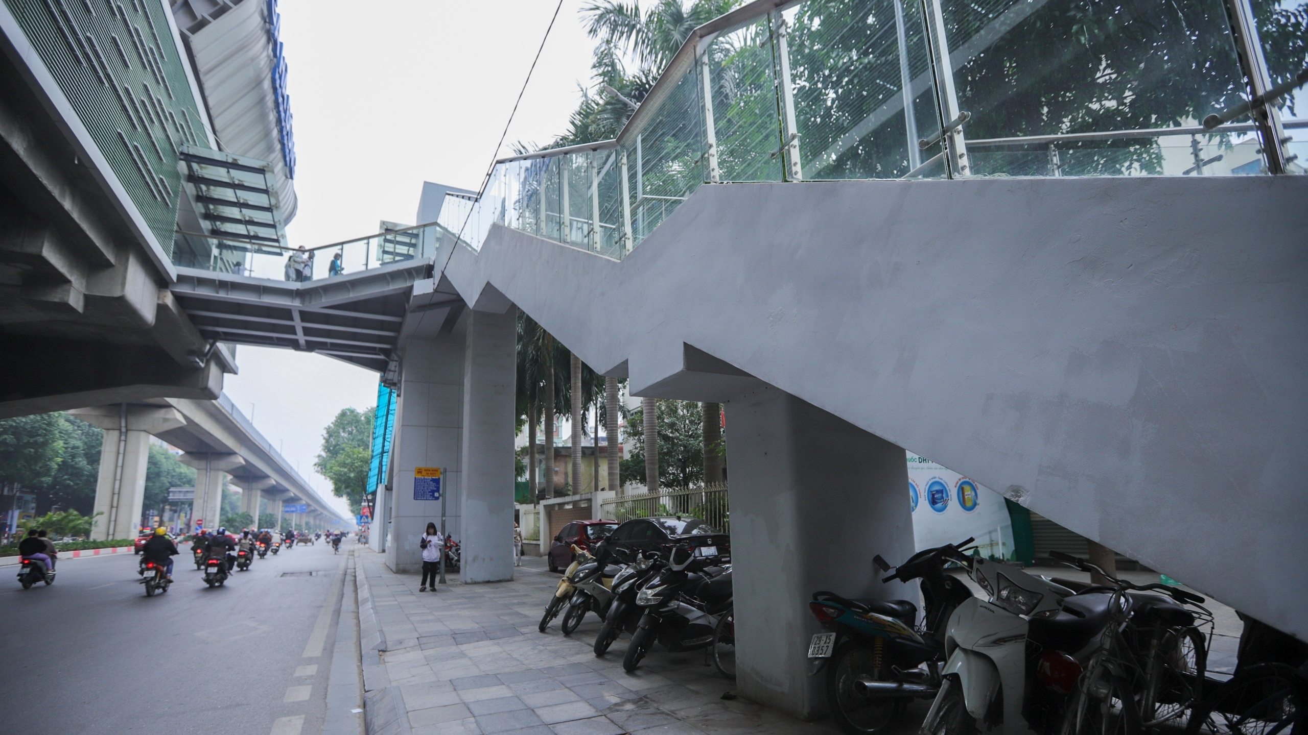 Những hình ảnh chưa đẹp dưới gầm cầu lên xuống đường sắt Cát Linh - Hà Đông