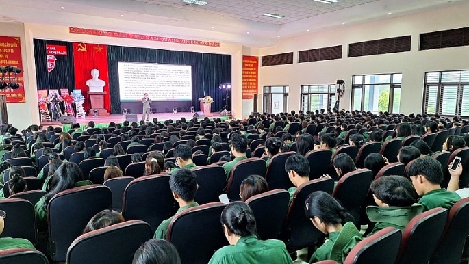 Sinh viên ĐH Huế tham gia chương trình tập huấn “Kỹ năng sử dụng mạng xã hội an toàn và phòng chống ma túy học đường”.