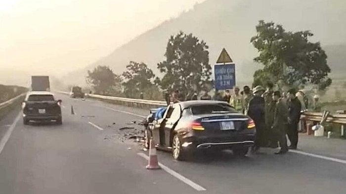 Tài xế ô tô Mercedes tử vong sau tai nạn kinh hoàng trên cao tốc Nội Bài - Lào Cai