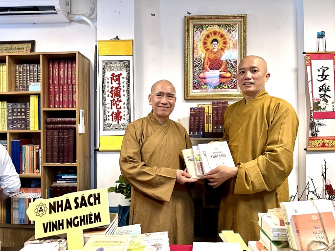 Hòa thượng Tâm Đức ghi nhận thành quả của Nhà sách Vĩnh Nghiêm - Nguồn: Vĩnh Nghiêm Books