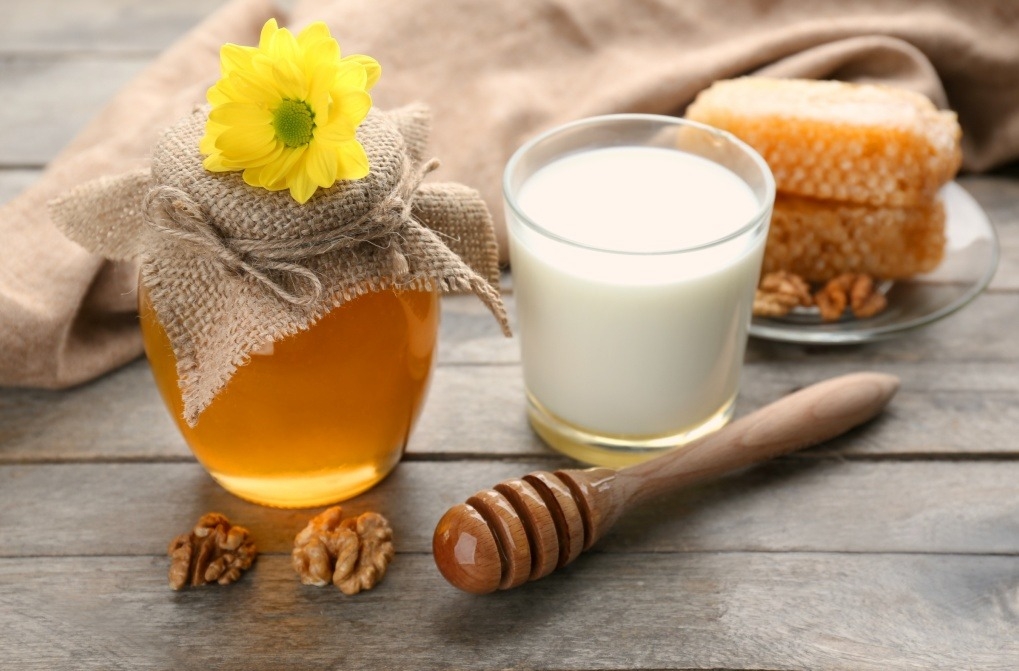 Sự kết hợp của sữa và mật ong đem lại nhiều lợi ích sức khỏe. Ảnh: Shutterstock