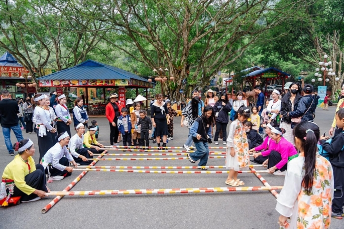 Các em nhỏ thích thú với trải nghiệm nhảy sạp tại Lễ hội du lịch sinh thái Hà Nội 2023. Ảnh: M.Miên