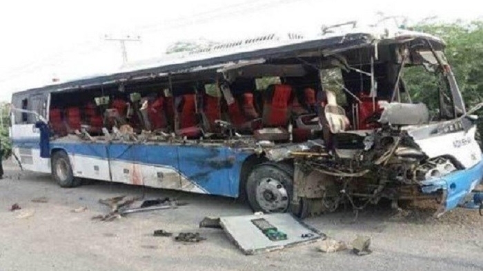 Xe buýt tông trúng xe tải khiến ít nhất 10 người tử vong