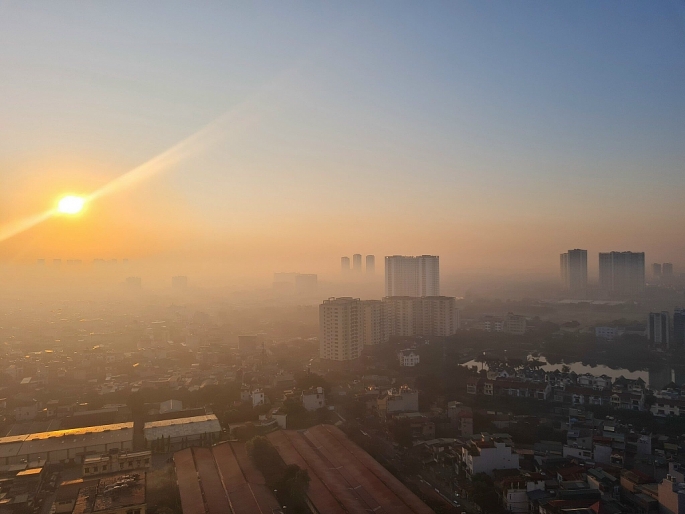 Bầu trời Hà Nội mịt mù trong những ngày ô nhiễm không khí (Ảnh chụp tại quận Hoàng Mai lúc 8h30 ngày 8/12).  Ảnh: Khánh Huy