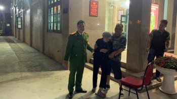 Cụ bà gần 80 tuổi đi lạc từ Hà Nam lên Hà Nội được người dân và Công an giúp đỡ