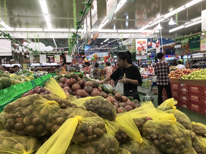 Người dân đang mua sắm tại siêu thị Mega Market Thăng Long, TP Hà Nội. Ảnh: Phúc NGuyễn