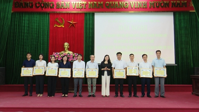 Phó Chủ tịch UBND huyện Đào Thị Hồng Hà trao tặng giấy khen cho các tập thể có thành tích trong 10 năm thi hành Luật Hòa giải ở cơ sở trên địa bàn huyện 	Ảnh: Việt Tâm
