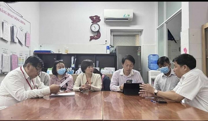 Tổ công tác Sở Y tế TPHCM làm việc tại Bệnh viện Lê Văn Thịnh về trường hợp tử vong và các trường hợp còn lại đang điều trị tại bệnh viện liên quan đến vụ ngộ độc bánh su kem.