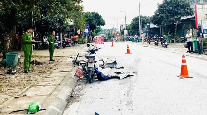 Hiện trường vụ TNGT thị trấn Tây Yên Tử, huyện Sơn Đông, tỉnh Bắc Giang xảy ra vào chiều ngày 12/12.	Ảnh: CQCA cung cấp