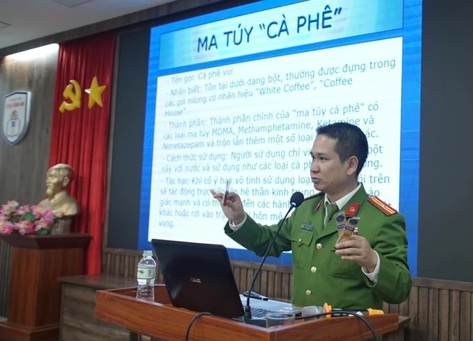 Thiếu tá Nguyễn Văn Hoàn hướng dẫn thầy cô giáo nhận diện ma túy “thế hệ mới”. Ảnh: X.P