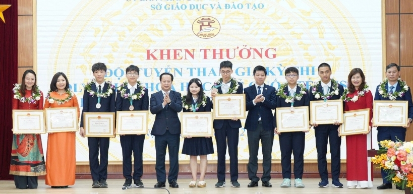 Khen thưởng 6 học sinh Hà Nội giành huy chương tại kỳ thi Olympic khoa học trẻ quốc tế