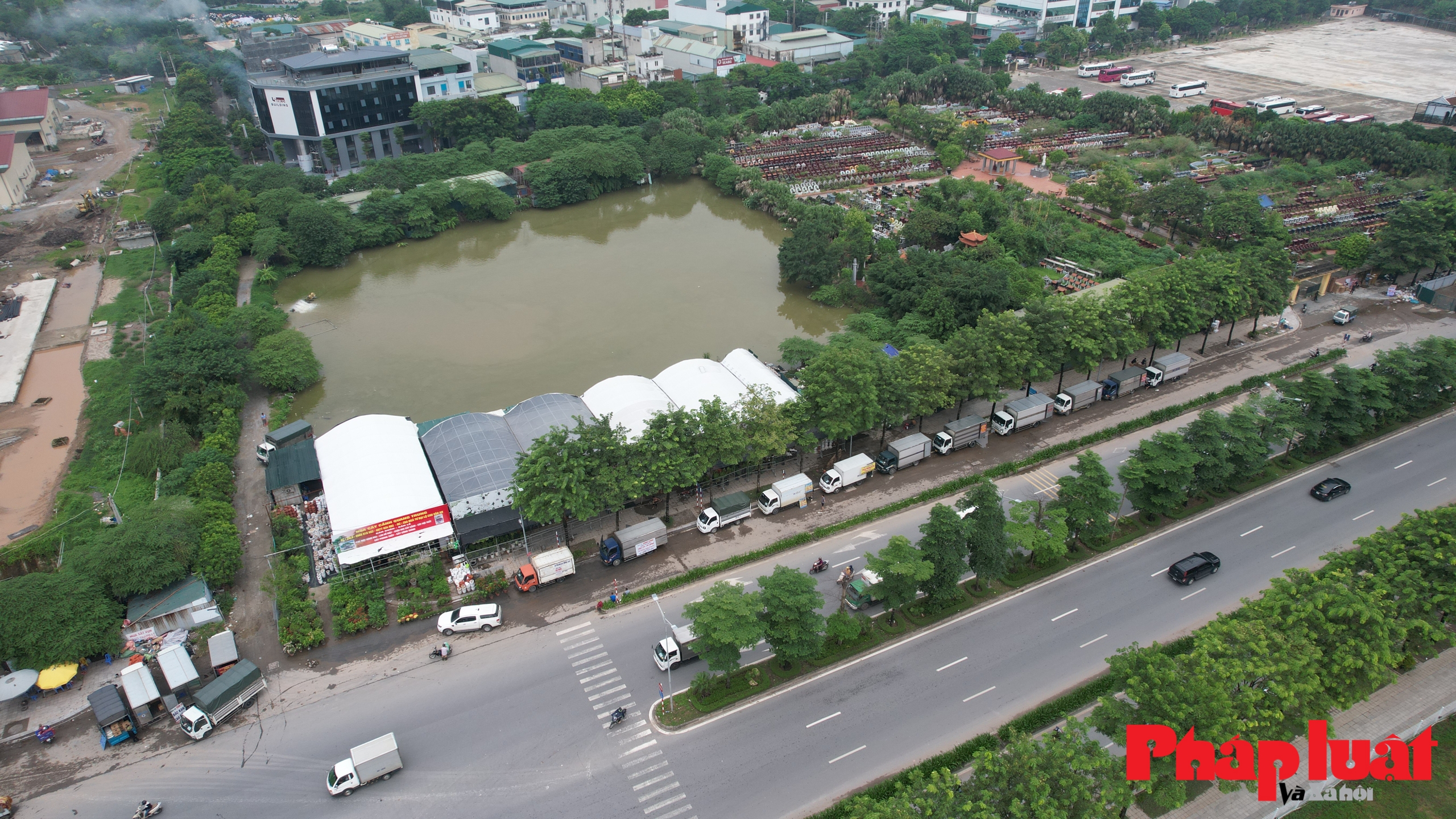 Cận cảnh bến xe dù trên đại lộ Chu Văn An nghìn tỷ gây mất mỹ quan đô thị