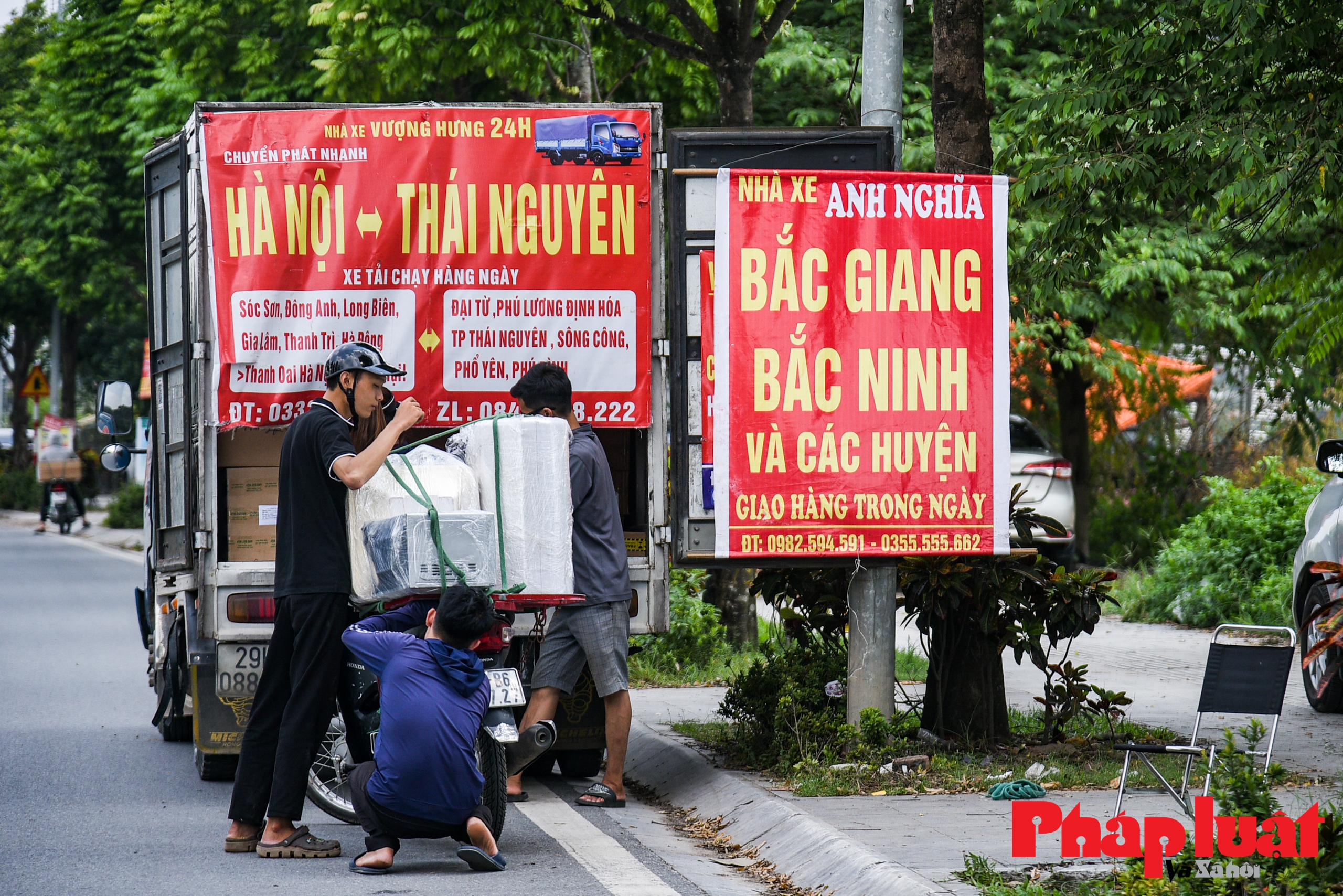 Cận cảnh bến xe dù trên đại lộ Chu Văn An nghìn tỷ gây mất mỹ quan đô thị