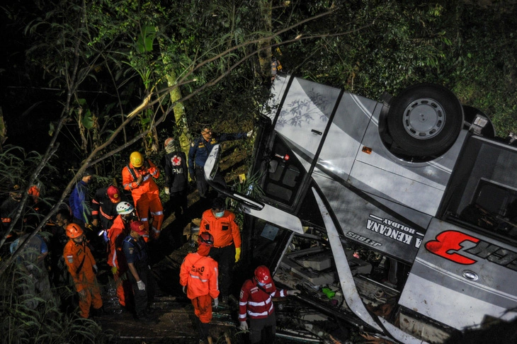 Hiện trường một vụ tai nạn xe buýt ở Ảnh: REUTERS