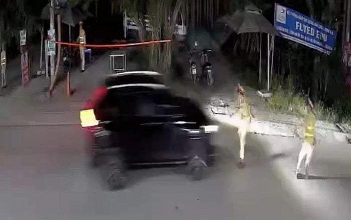 Hình ảnh chiếc ô tô húc hai chiến sỹ CSGT ở huyện Duy Tiên, tỉnh Hà Nam xảy ra vào đêm 15/12 (Ảnh cắt từ clip)