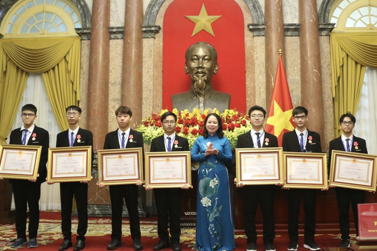 16 học sinh xuất sắc được Chủ tịch nước tặng Huân chương Lao động