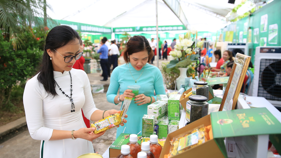  Người tiêu dùng chọn mua hàng tại hội chợ hàng OCOP diễn ra ở huyện Sóc Sơn, Hà Nội. Ảnh: Phạm Hùng