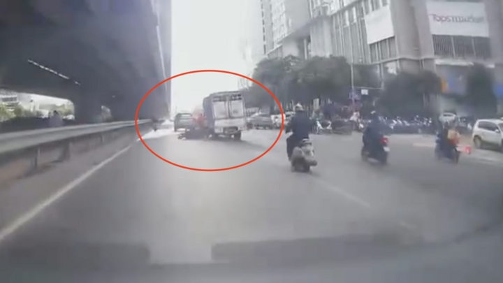 Hà Nội: Truy tìm tài xế ô tô tải chèn ngã xe máy rồi bỏ chạy gây phẫn nộ