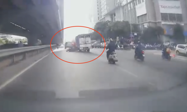 Xe tải chèn ngã 2 người đi xe máy trên đường Nguyễn Xiển